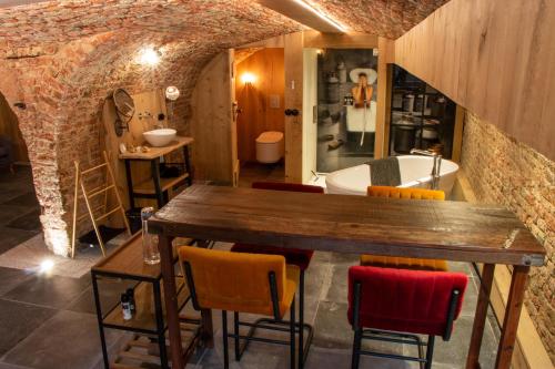 a room with a table and chairs and a bath tub at Zeeuws onder-onsje in Middelburg
