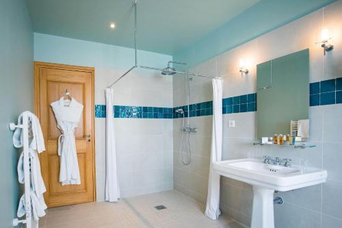 a bathroom with a shower and a sink at Domaine Du Roncemay - Hôtel, Restaurants, Spa & Golf in Aillant-sur-Tholon