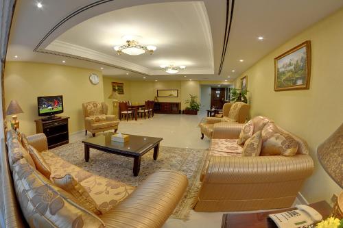 Гостиная зона в Deira Suites Deluxe Hotel Suites