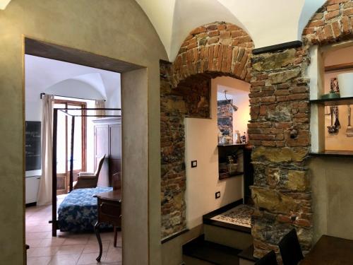 una camera con camino in pietra e una camera da letto di LOVINGENOA DUCALE a Genova
