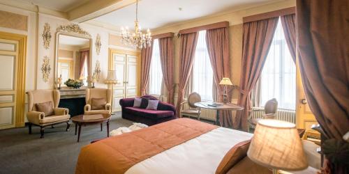 - une chambre avec un lit et un salon dans l'établissement Hotel Jan Brito, à Bruges