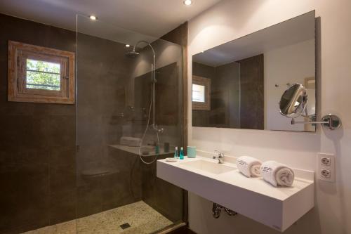 ポリェンサにあるCa'n Lluis - La Goleta Villasのバスルーム(シンク、シャワー、鏡付)
