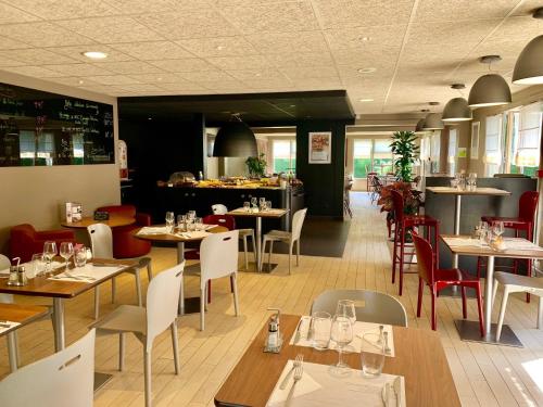 Reštaurácia alebo iné gastronomické zariadenie v ubytovaní Campanile Deauville Saint-Arnoult