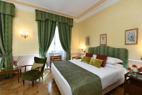 Säng eller sängar i ett rum på Bettoja Hotel Massimo d'Azeglio