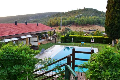 uma vista aérea de uma casa com piscina em Turnaboğazı Çiftlik Evleri em Esmirna