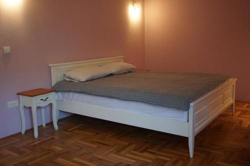 Postel nebo postele na pokoji v ubytování Toholj