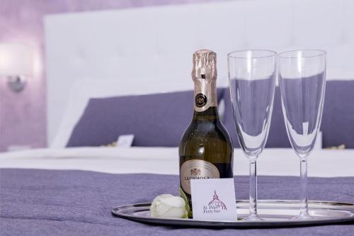 una bottiglia di champagne e due bicchieri su un tavolo di St. Peter Fortytwo a Roma