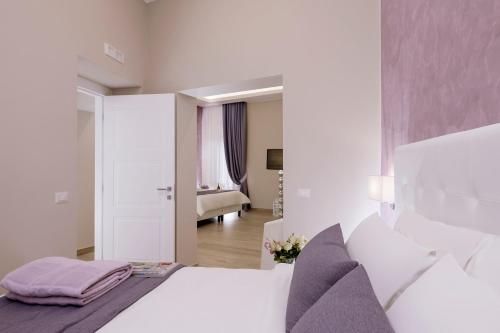 Un dormitorio blanco con una cama y una sala de estar. en St. Peter Fortytwo, en Roma