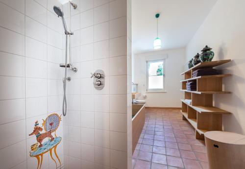 ein Bad mit einer Dusche und einem WC in der Unterkunft Gruppenhaus Darmstadt in Darmstadt