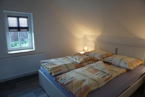 Un pat sau paturi într-o cameră la Ferienhaus Lusatia am Töpfer