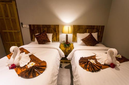 a hotel room with two beds with towels on them at @HOsTEL PHANGAN in Baan Tai