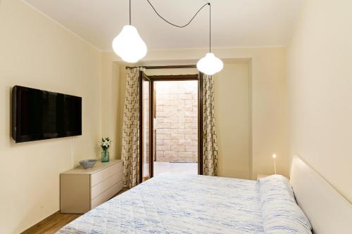 A bed or beds in a room at Calipso Seaview Flat with Private Parking