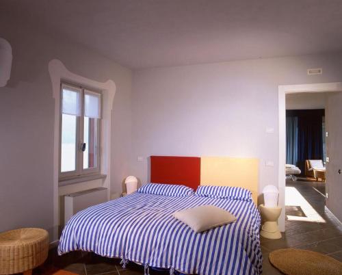 En eller flere senger på et rom på Lake view rooms and flats Casa Sul Lago