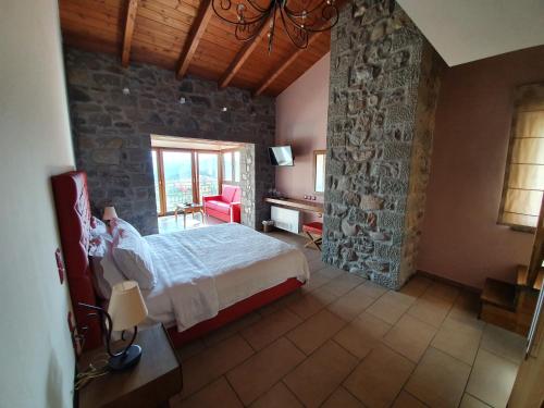 Un ou plusieurs lits dans un hébergement de l'établissement The View Village - Villas Suites & Spa