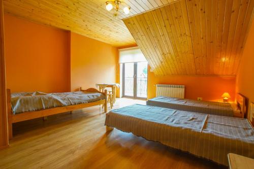 Posteľ alebo postele v izbe v ubytovaní Pod Świerkami - pokoje