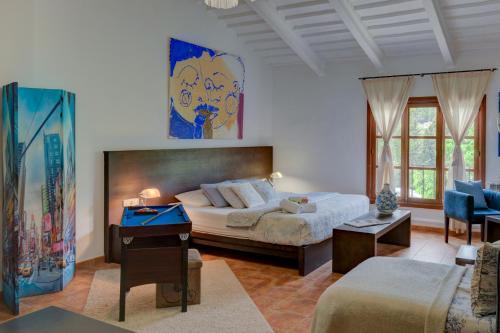 sypialnia z łóżkiem i salon w obiekcie loftOtel canet w mieście Esporles