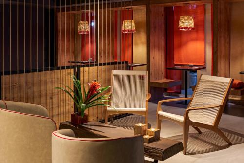 a lobby with two chairs and a table at Hotel Cassino Tower Curitiba Aeroporto By Nacional Inn in São José dos Pinhais
