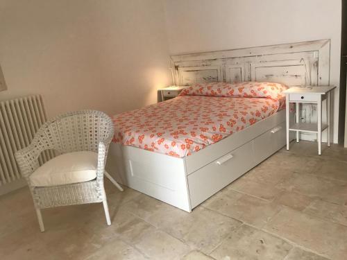 una camera con letto e sedia di Casa La Stella a Martina Franca