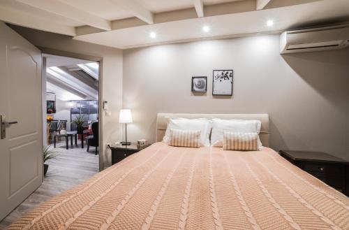 Säng eller sängar i ett rum på Vida Residential Apartments