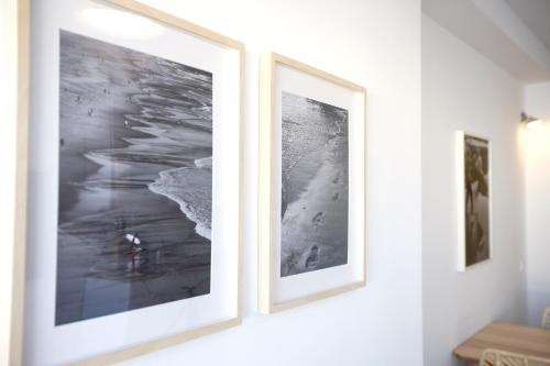 due fotografie incorniciate appese a un muro di Carihuela Beach by Madflats Collection a Torremolinos