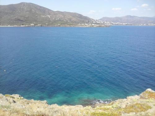 un grande specchio d'acqua con le montagne sullo sfondo di Barca Serena a Port de la Selva