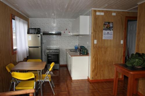 Una cocina o zona de cocina en Laguna Verde Cabaña