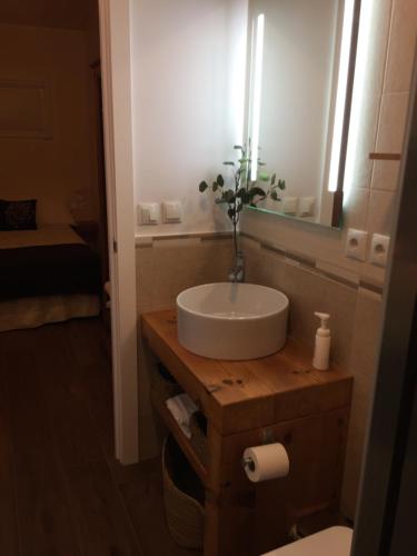 y baño con lavabo y espejo. en Casa Rural Baltasar, en Aliaguilla