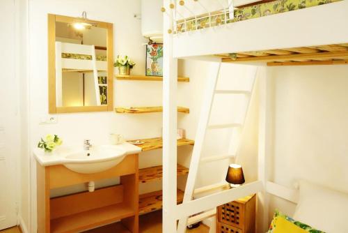 La salle de bains est pourvue d'un lavabo et de lits superposés. dans l'établissement CANNES - À DEUX PAS DU PALAIS DES FESTIVALS, à Cannes