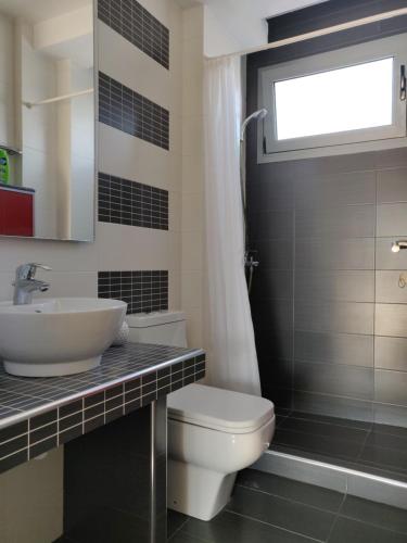 Kúpeľňa v ubytovaní Elegant Bright Apartment with Acropolis view terrace