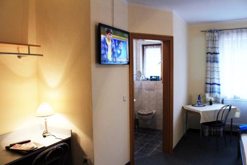 Televisyen dan/atau pusat hiburan di Land-gut-Hotel Gasthof Waldschänke