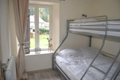 1 Schlafzimmer mit 2 Etagenbetten und einem Fenster in der Unterkunft Le Kichompre in Gérardmer