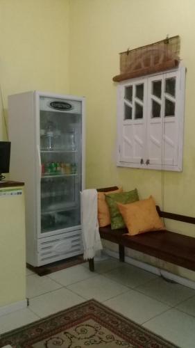 ein Wohnzimmer mit einem Sofa und einem Kühlschrank in der Unterkunft Pousada Villas Colossos in Lençóis