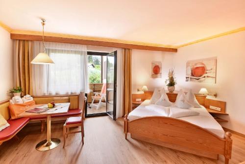 Habitación de hotel con cama y mesa en Hotel Sonnenburg, en Merano