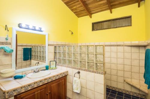 A bathroom at Kiskadee Casa