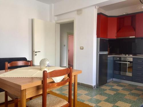 a kitchen and dining room with a table and chairs at Apartament Berati in Berat