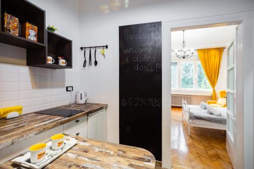 - une cuisine avec un tableau noir sur le mur dans l'établissement Apartment Korzo, à Novi Sad