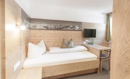 Una cama o camas en una habitación de Garni Ötztal ROOMS & APARTS