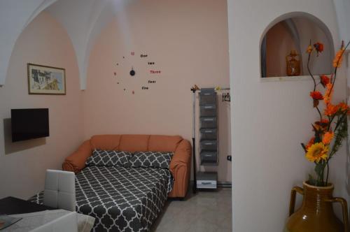 een kamer met een bed en een klok aan de muur bij Casa del Bicio in Ceglie Messapica