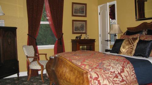Ένα ή περισσότερα κρεβάτια σε δωμάτιο στο Yosemite Rose Bed and Breakfast