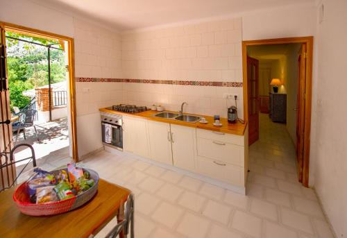 uma cozinha com um lavatório e uma bancada em Bonita casa con vistas El Chorro em El Chorro