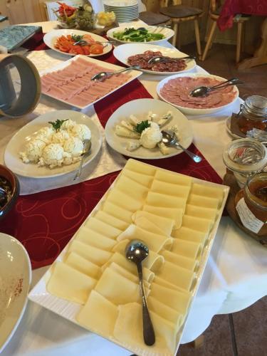 ゲストハウスの敷地内または近くでの食事または食べ物