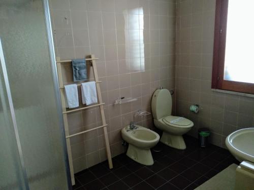 a bathroom with a toilet and a sink at VILLA VEGA in Fontane Bianche