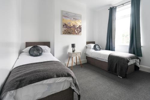 um quarto com 2 camas e uma janela em Netherfield em Park Gate