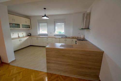 uma cozinha vazia com uma ilha de madeira no meio em Apartman Vitina em Ljubuski