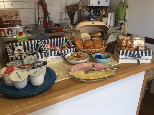 Jedlo v ubytovaní bed & breakfast alebo blízkom okolí