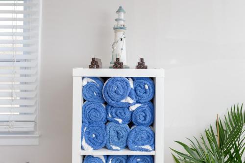 a white cabinet filled with blue plates at Aqualina Inn Montauk in Montauk
