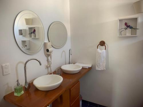 Baño con 2 lavabos y espejo en Casa Bella Mya, en Taganga