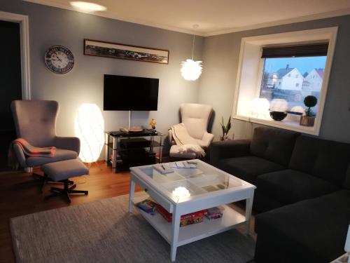 Uma área de estar em Seaview apartment Karmøy