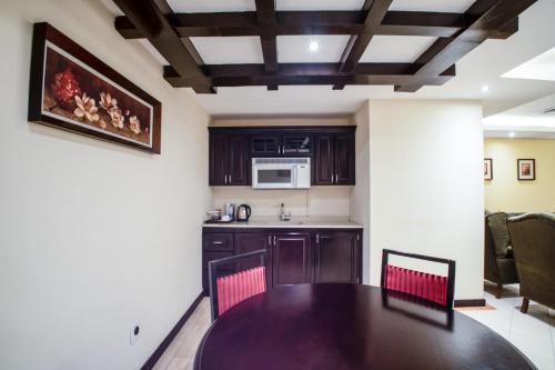 a kitchen and dining room with a table and chairs at ITLALA ALSHARQ FOR SERVICED APARTMENTs in Dammam