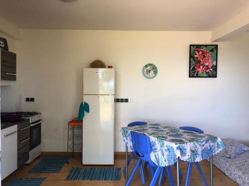 A cozinha ou kitchenette de L'Escale Vanille - 500m de l'aéroport